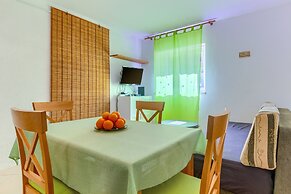 2-bdr apt With Shared Garden, 3 min Walk to Beach