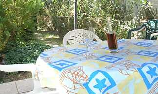 2-bdr apt With Shared Garden, 3 min Walk to Beach