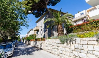 2-bdr apt With Shared Garden, 3 min Walk to Beach