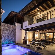 Private Pool, Elegant La Escondida 5BR