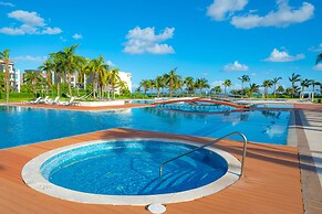 Sirenita G. Infinity pool - At Mareazul