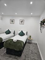 House Sleeps 6 With Free Parking