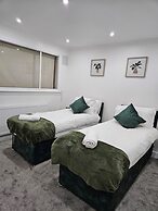 House Sleeps 6 With Free Parking