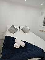 House Sleeps 6 With Free Parking