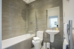 Queens Lodge 1-bed Apartment in Redhill