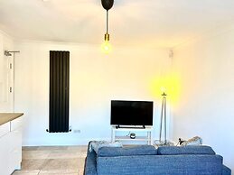 Newly-built Studio Near Laindon Station