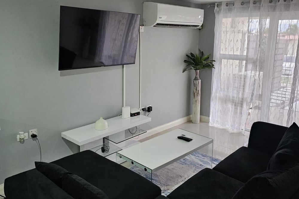 Apartment Sleeps 6 With Pool Access