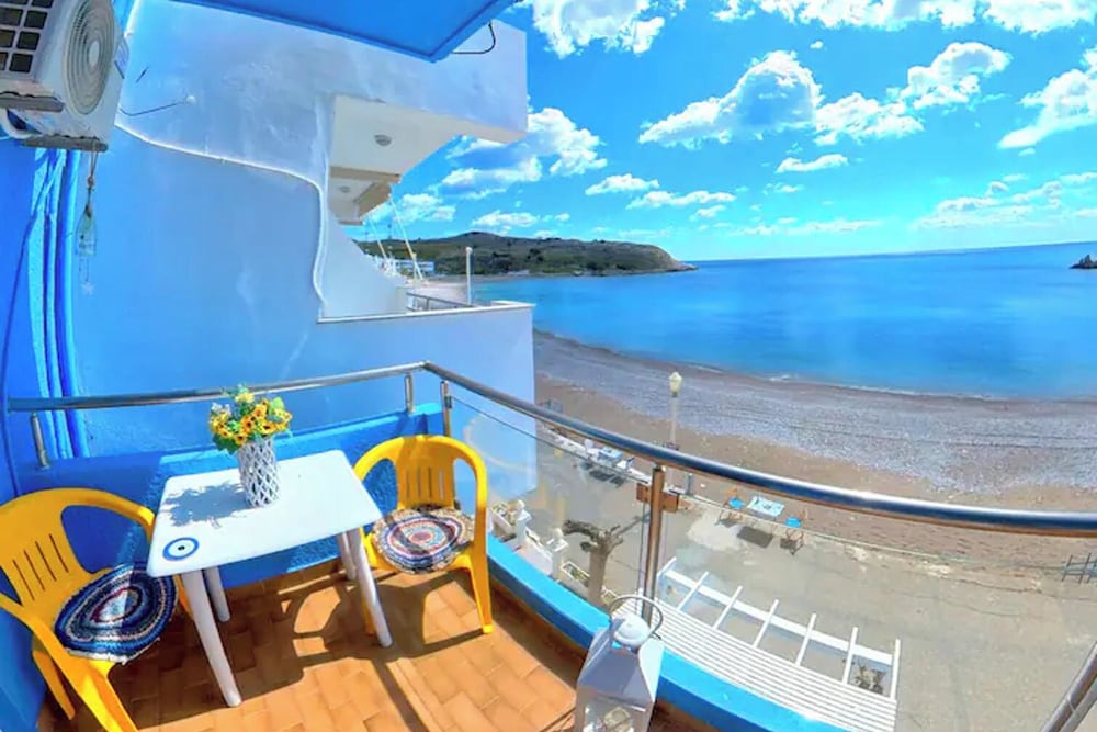 Blue House Beach Apartment - Sleeps 4 & Balcony