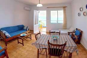Blue House Beach Apartment - Sleeps 4 & Balcony