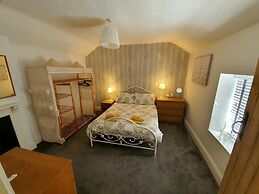 Charming 5-bed Cottage in Old Sodbury Bristol