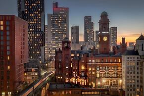 City Suite - Rooftop Spa - Balcony - Skyline View