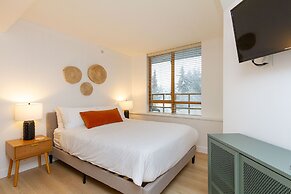 Private Residences at the Cascade Lodge