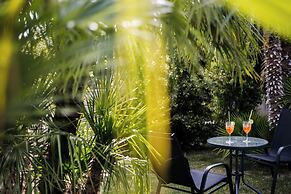 Loadstar Rooms & Suites