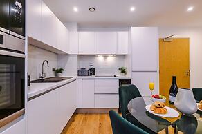 Skeek Groundfloor Apartment with Wine Fridge
