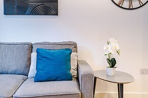 Skeek Groundfloor Apartment with Wine Fridge