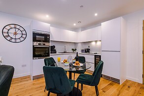 Skeek Groundfloor Apartment with Wine Fridge