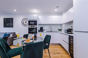 Skeek Groundfloor Apartment with Wine Fridge
