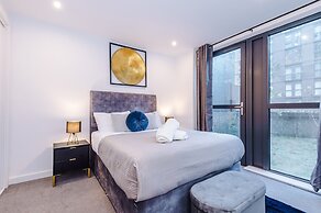 Skeek Groundfloor Apartment with Wine Fridge