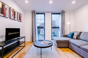 Skeek Groundfloor Apartment with Wine Fridge