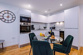 Skeek Groundfloor Apartment with Wine Fridge