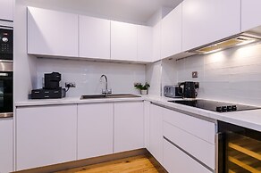 Skeek Groundfloor Apartment with Wine Fridge