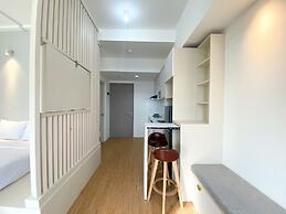 Homey And Elegant Studio Vasanta Innopark Apartment