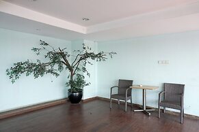Nice And Warm Studio At Belmont Residence Puri Apartment