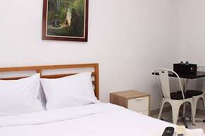Elegant Studio At Azalea Suites Apartment