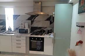 Apartment - Sleeps 4 - Parking - Wifi