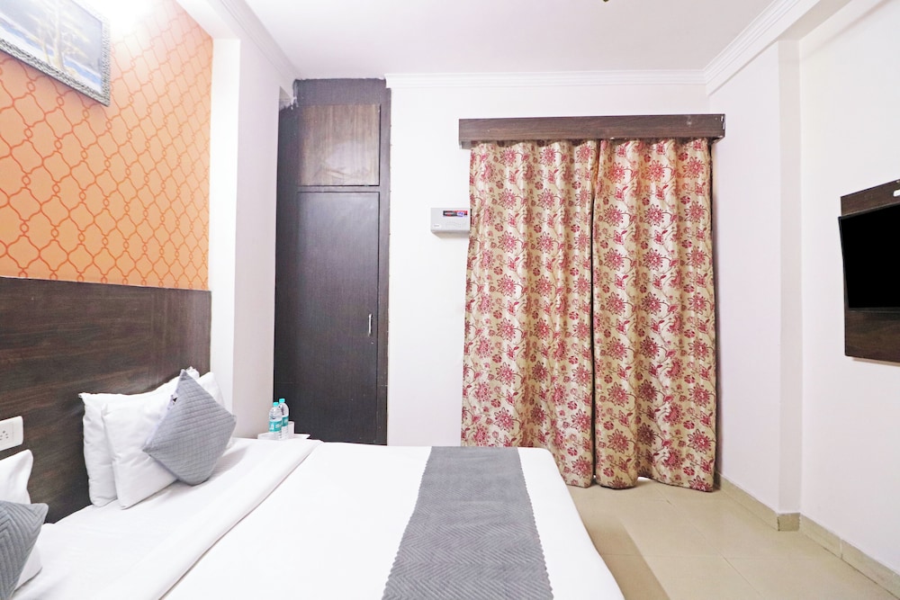 Mauryan Express Hotel Dashrathpuri Metro
