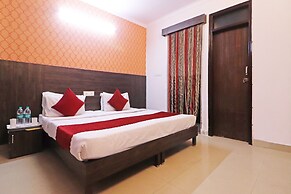 Mauryan Express Hotel Dashrathpuri Metro