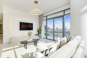 LUX The Marina Vista Beachfront Suite