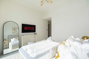LUX The Marina Vista Beachfront Suite