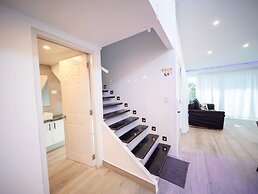 3BR Luxury Penthouse, 300m From Beach!