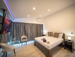 3BR Luxury Penthouse, 300m From Beach!