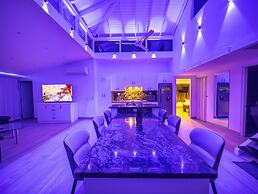 3BR Luxury Penthouse, 300m From Beach!