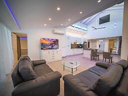 3BR Luxury Penthouse, 300m From Beach!
