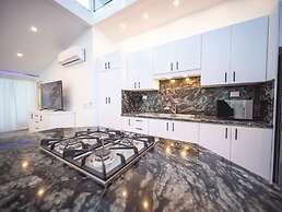 3BR Luxury Penthouse, 300m From Beach!