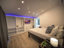 3BR Luxury Penthouse, 300m From Beach!