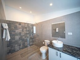 3BR Luxury Penthouse, 300m From Beach!