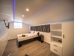 3BR Luxury Penthouse, 300m From Beach!