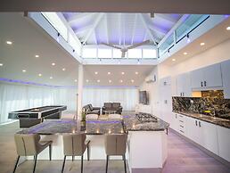 3BR Luxury Penthouse, 300m From Beach!