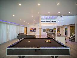 3BR Luxury Penthouse, 300m From Beach!