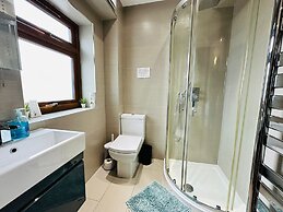 Spacious 6 Bed House in Wembley