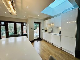 Spacious 6 Bed House in Wembley
