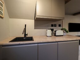 8 Oak Cottages