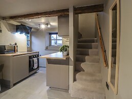 8 Oak Cottages