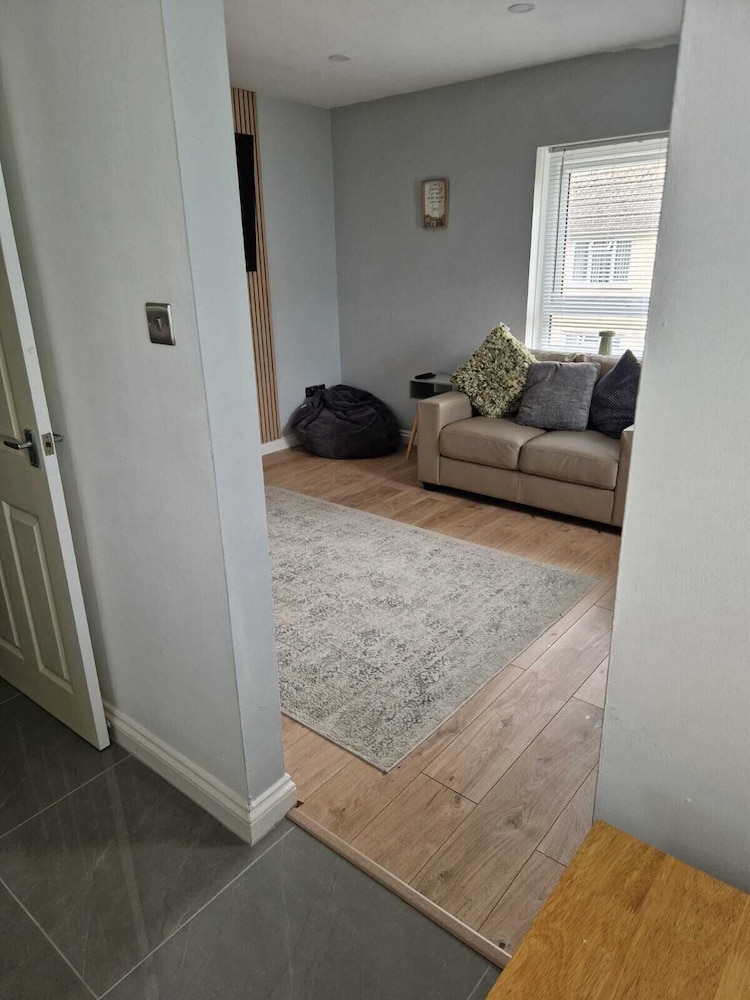 Captivating 2-bed Apartment in Tenby