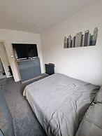Captivating 2-bed Apartment in Tenby