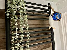 Beautiful Cosy Garden Cabin, 5min Walk to Beach